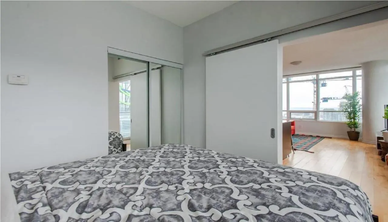 Toronto Downtown Core Two Bedroom Condo With Cn Tower View, Free Parking 0*,