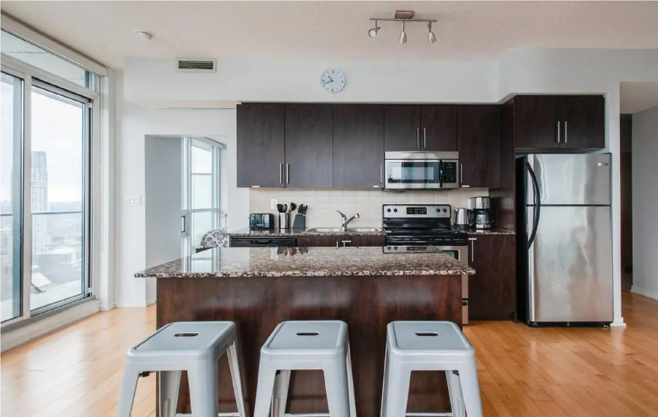 Toronto Downtown Core Two Bedroom Condo With Cn Tower View, Free Parking Kanada