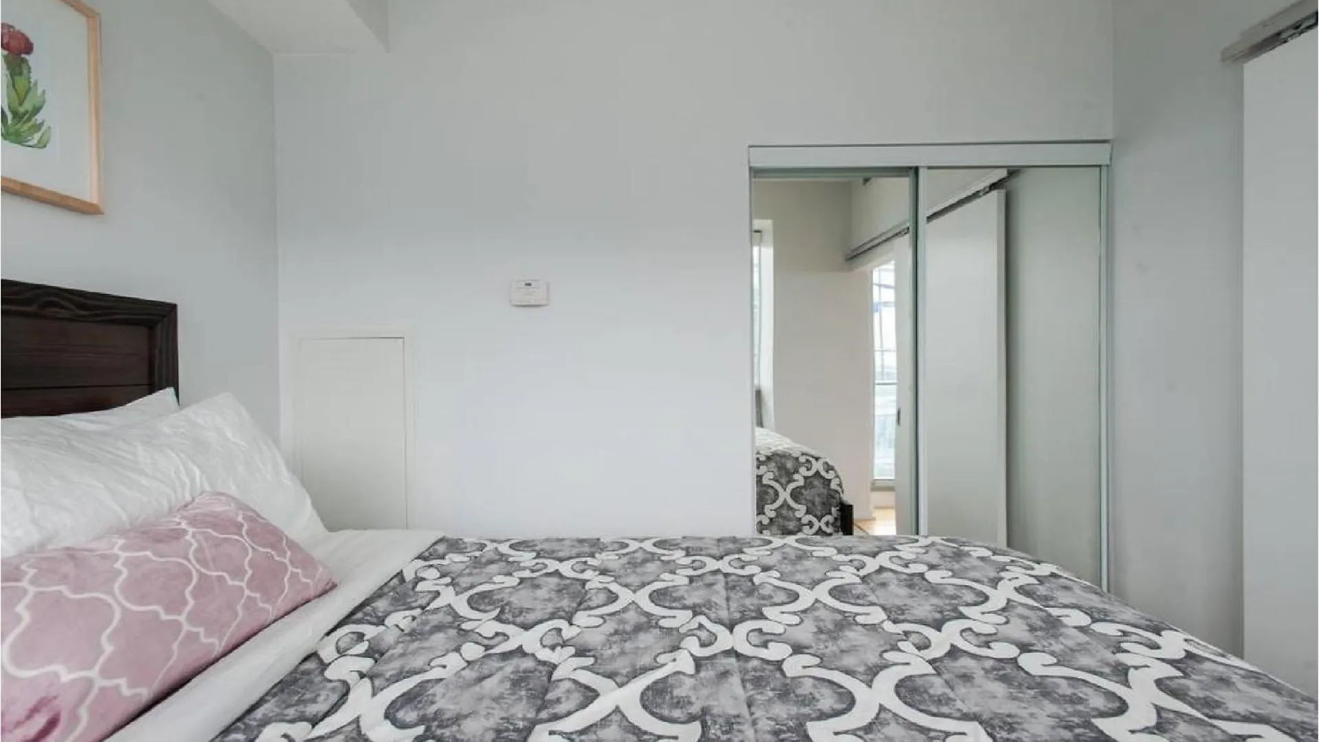 Homestay Toronto Downtown Core Two Bedroom Condo With Cn Tower View, Free Parking