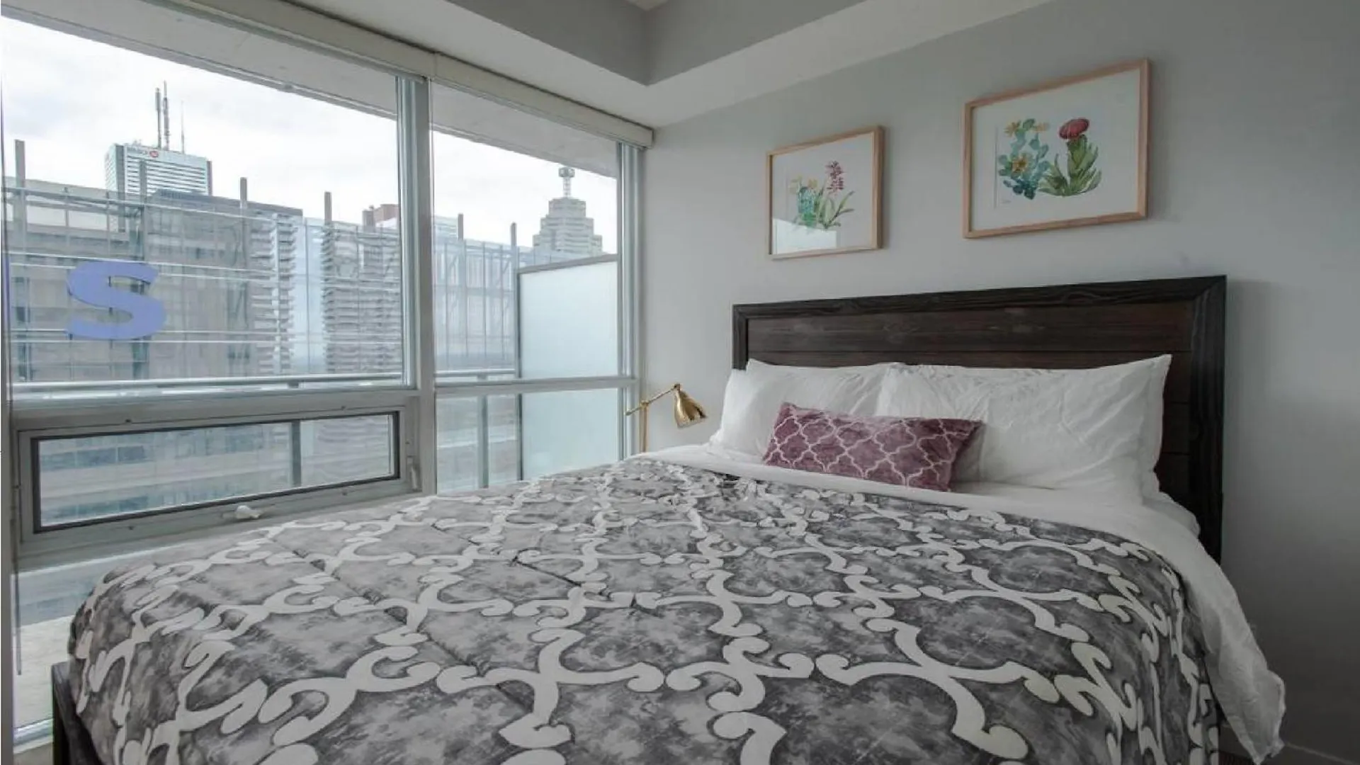 Toronto Downtown Core Two Bedroom Condo With Cn Tower View, Free Parking 0*,  Canada