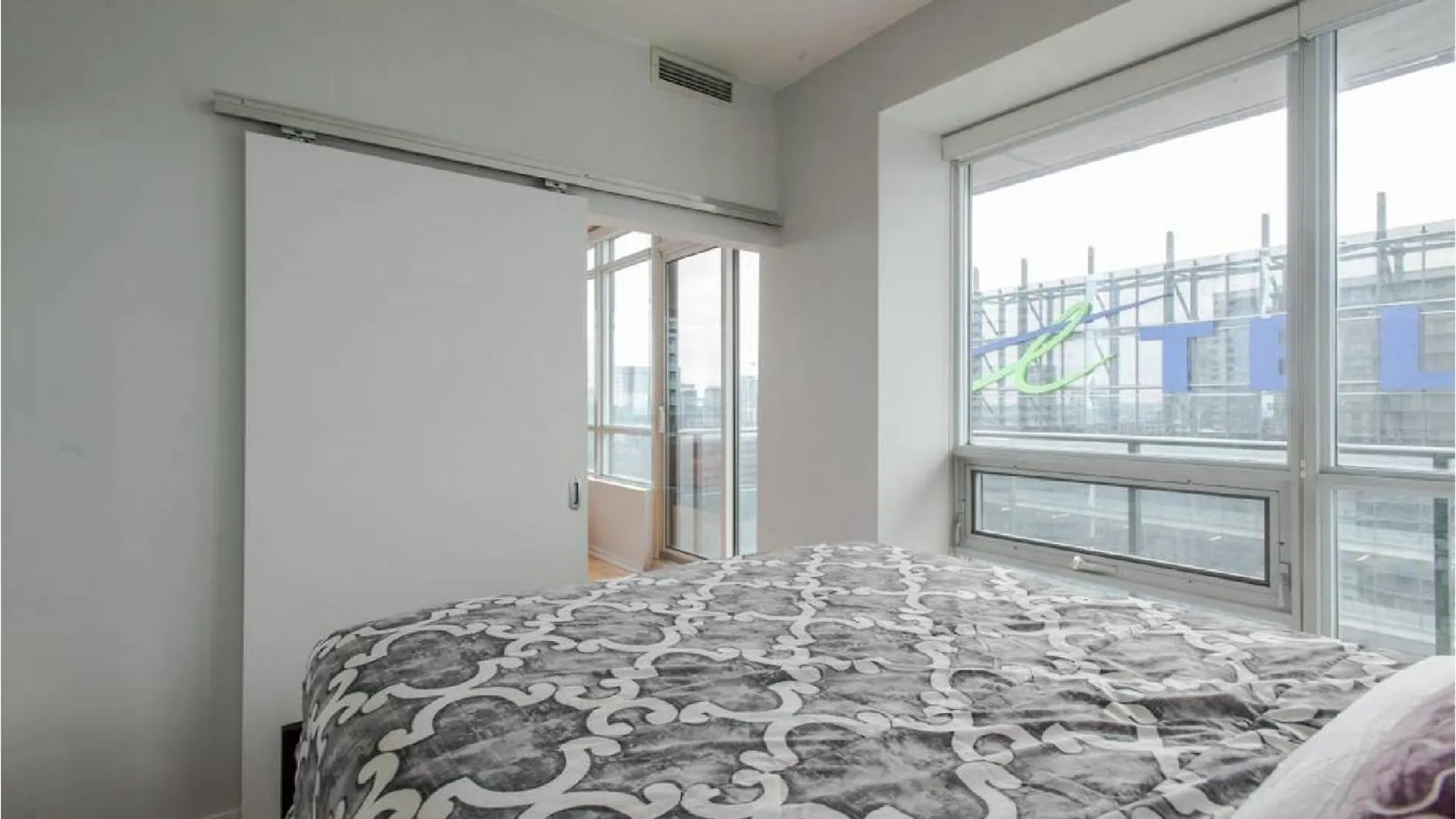 Toronto Downtown Core Two Bedroom Condo With Cn Tower View, Free Parking Homestay