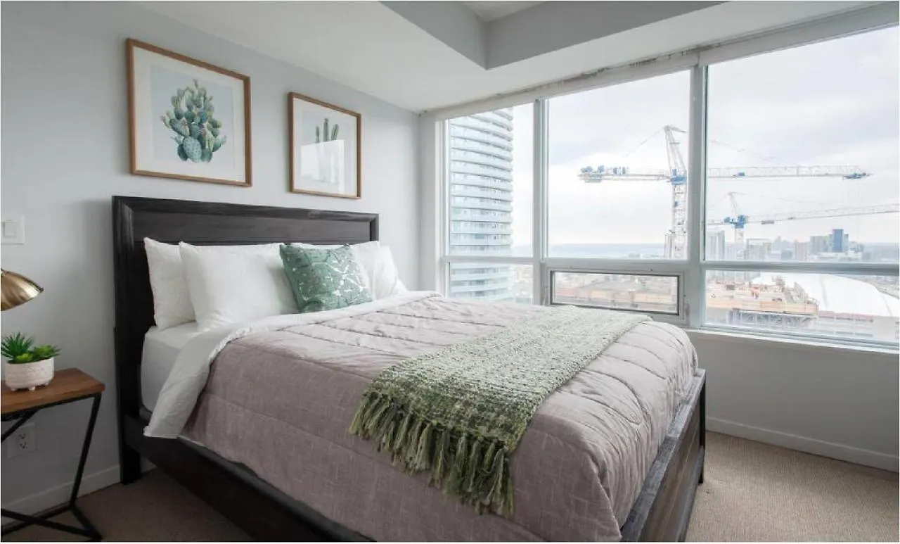 Homestay Toronto Downtown Core Two Bedroom Condo With Cn Tower View, Free Parking