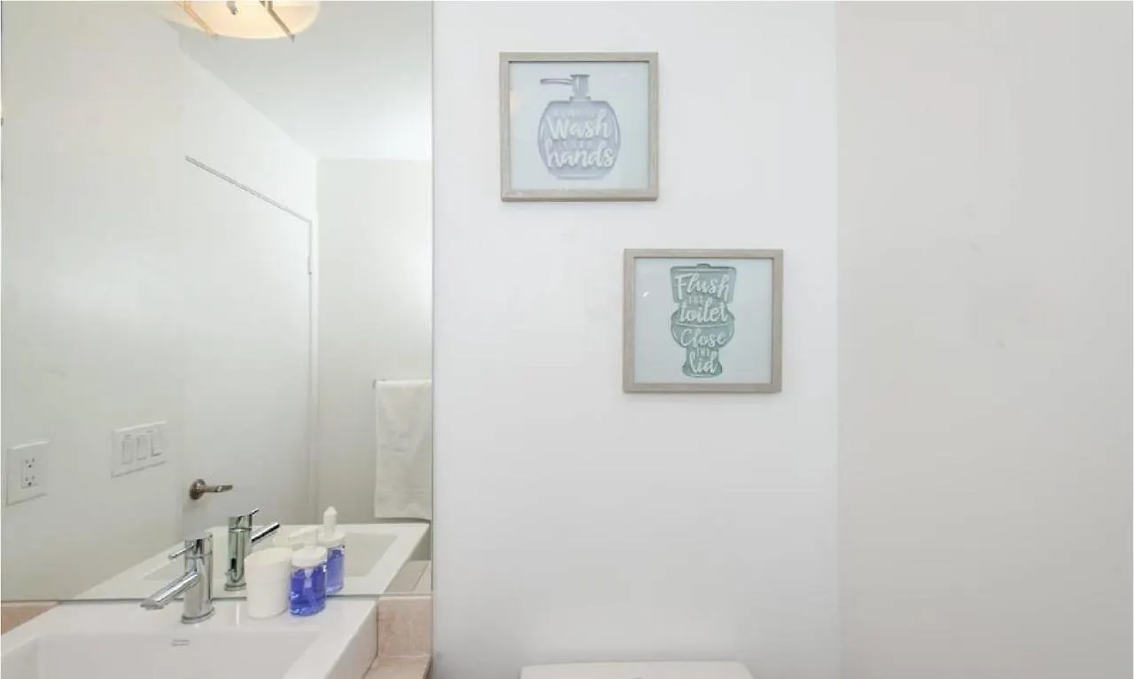 Toronto Downtown Core Two Bedroom Condo With Cn Tower View, Free Parking Homestay