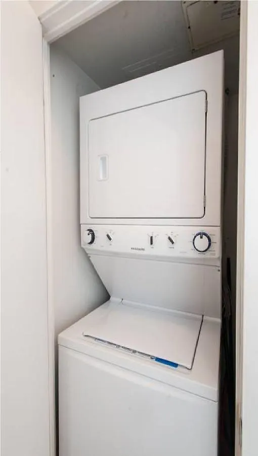 Toronto Downtown Core Two Bedroom Condo With Cn Tower View, Free Parking