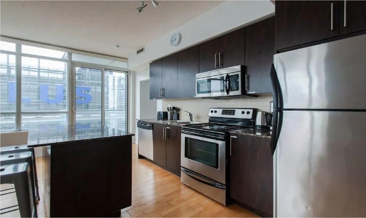Homestay Toronto Downtown Core Two Bedroom Condo With Cn Tower View, Free Parking