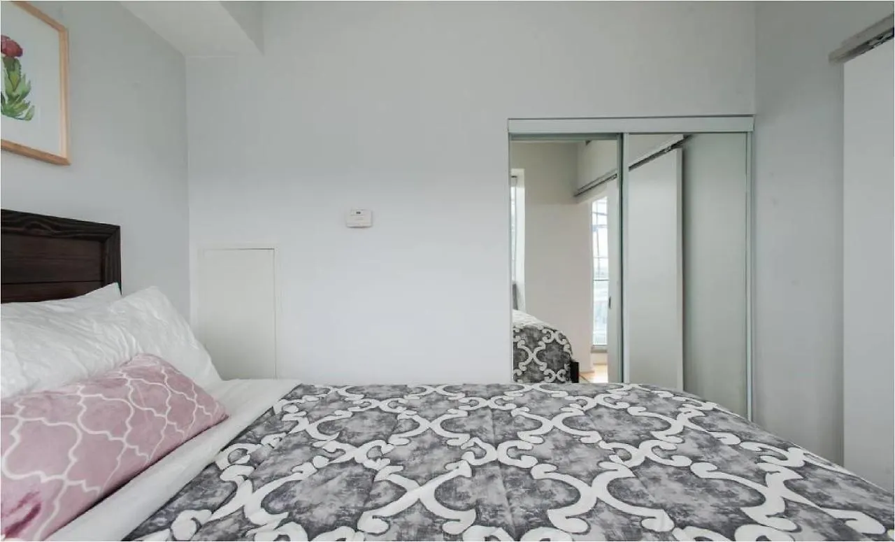Homestay Toronto Downtown Core Two Bedroom Condo With Cn Tower View, Free Parking Canada