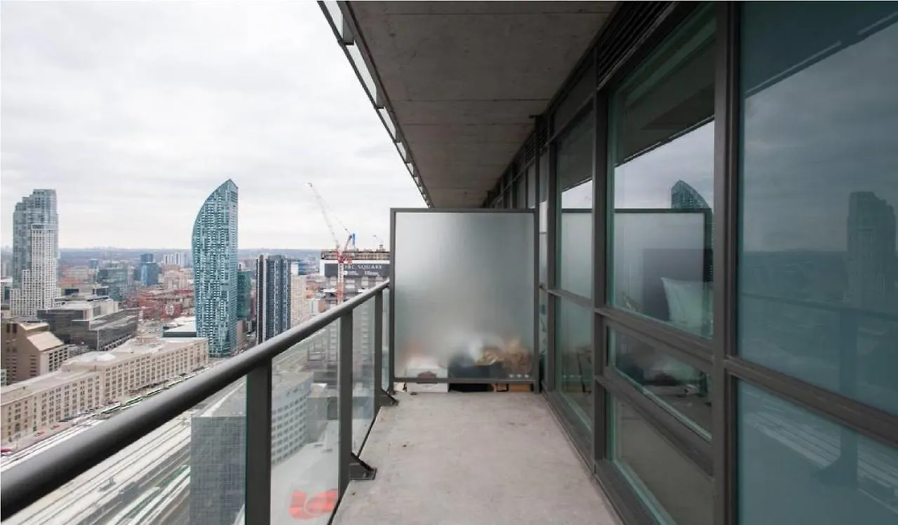 Toronto Downtown Core Two Bedroom Condo With Cn Tower View, Free Parking Homestay
