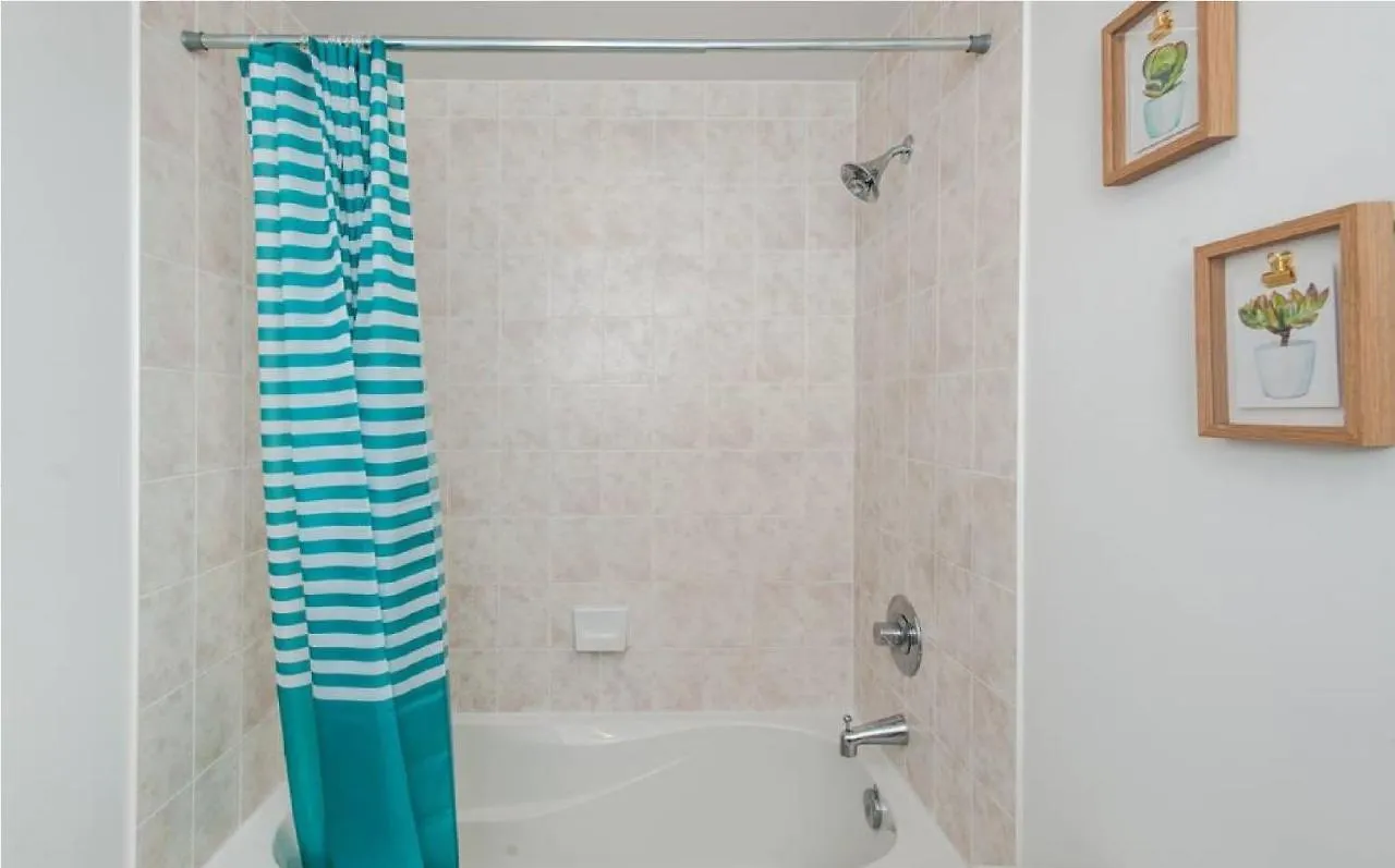 Homestay Toronto Downtown Core Two Bedroom Condo With Cn Tower View, Free Parking